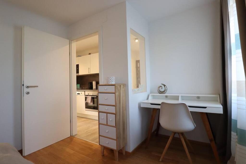 Brilliant View: Balcony Home, Modern, Stylish And Newly Renovated Apartment Wien