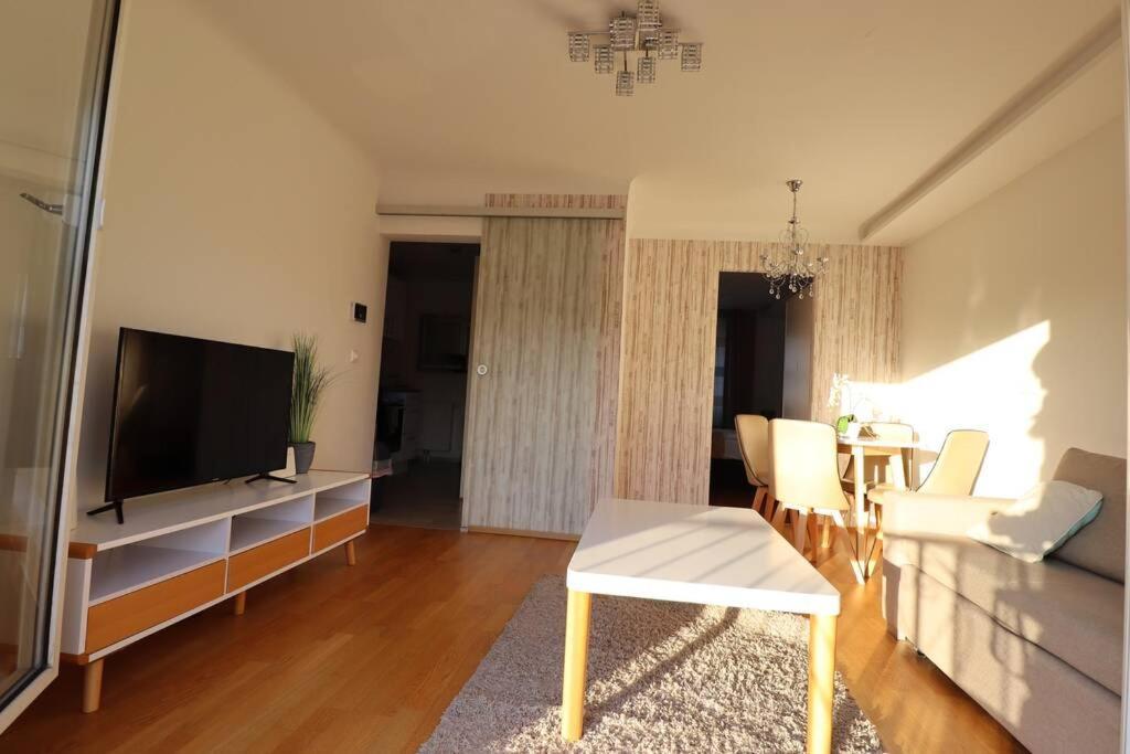Apartament Brilliant View: Balcony Home, Modern, Stylish And Newly Renovated Viena