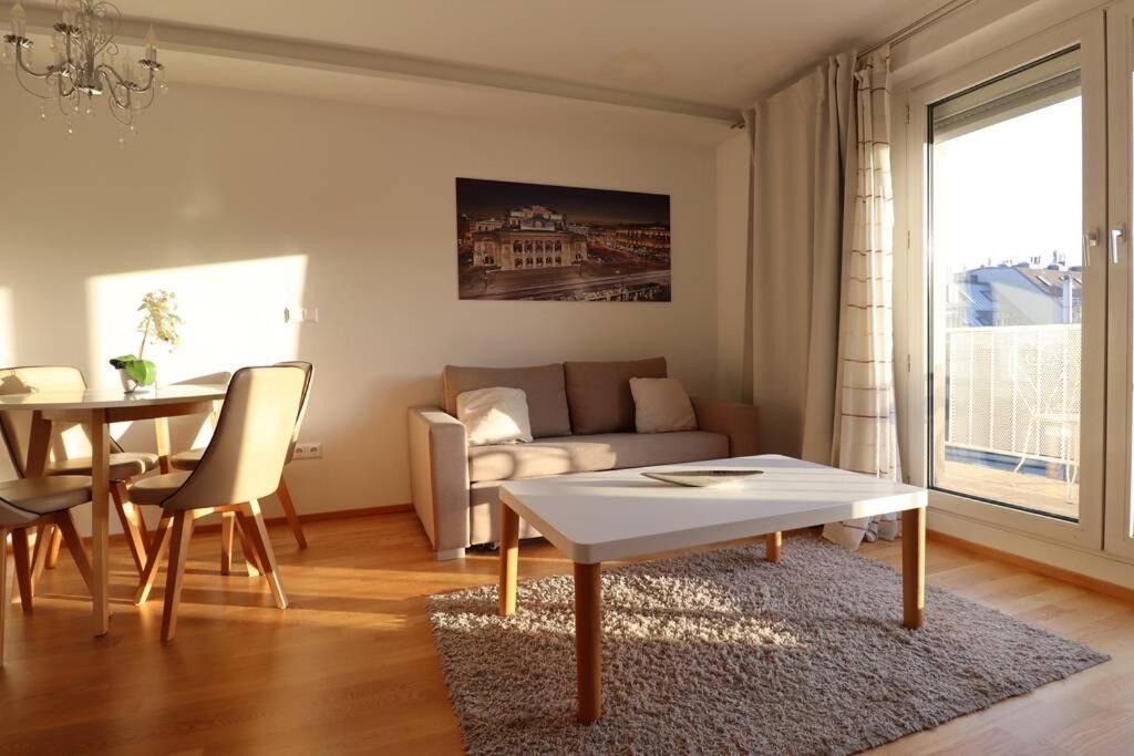 Brilliant View: Balcony Home, Modern, Stylish And Newly Renovated * Wien